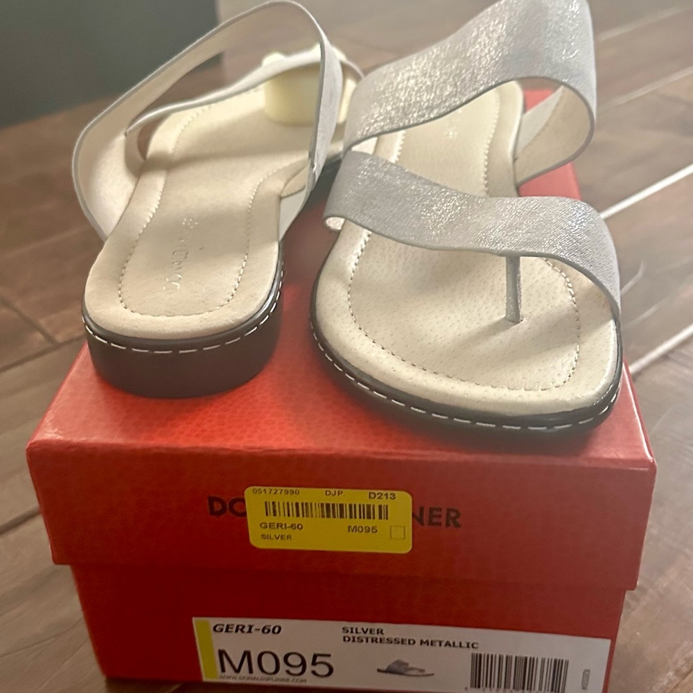 Donald J. Pliner Geri-Women's Sandals - Silver women’s 9.5 ( new) - Picture 4 of 8
